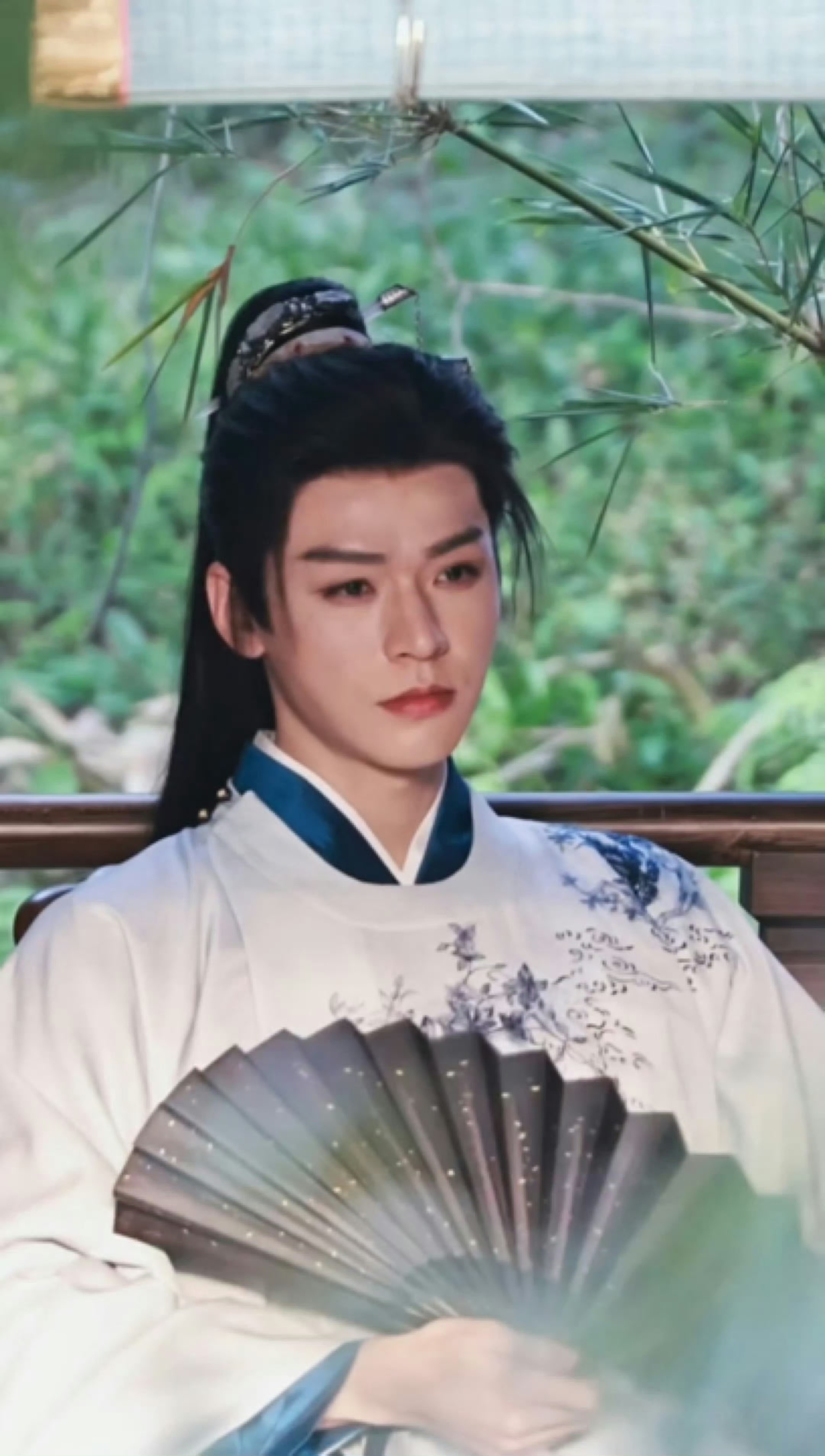 龚俊《豹隐南山》新皮肤，再现冷脸摇扇名场面[偷乐]龚俊冷脸摇扇路透 ​​​