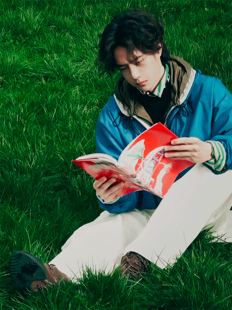 王一博洗把脸就来看秀了吧 巴黎秀场捕捉到一组超绝生图！王一博以近乎素颜的状态亮相