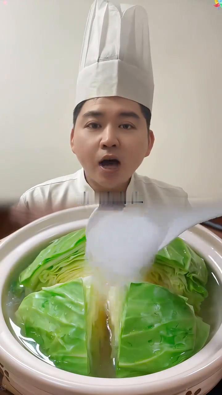 你再说一遍。包菜用滚烫的开水烫一烫，放一大勺盐、几个小米辣、几瓣大蒜、一大勺白醋
