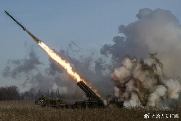 凤凰新闻【俄国防部发布重磅周报：一周7次大规模打击，乌军伤亡达8800人】俄军一