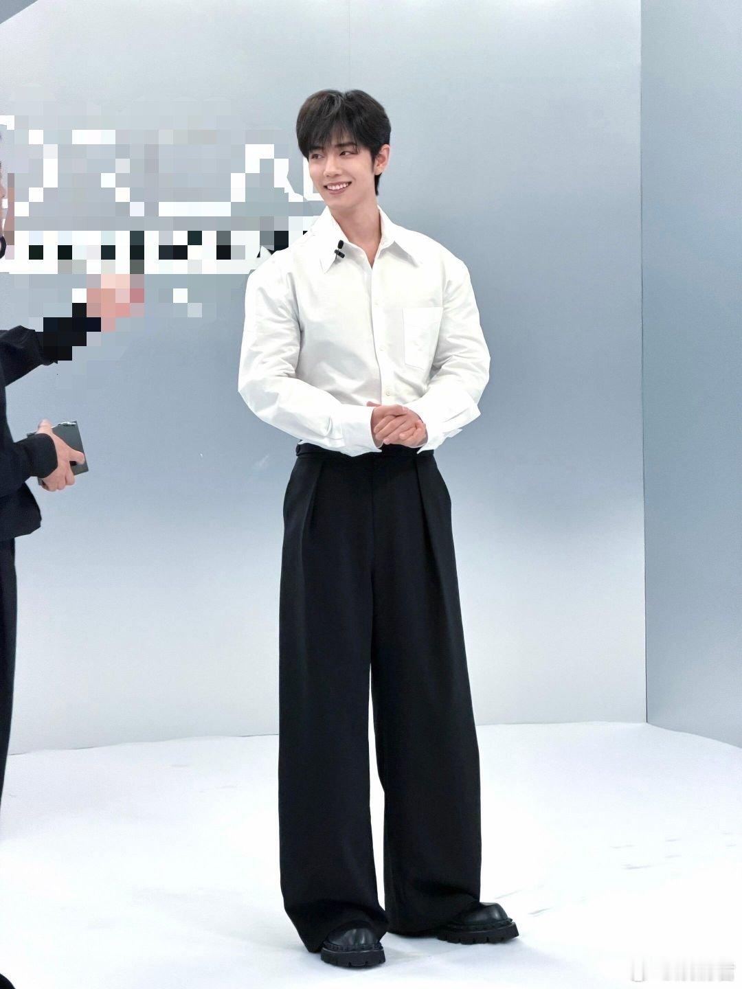 肖战宽肩窄腰大长腿肖战顺毛男大肖战这个宽肩窄腰大长腿！ 