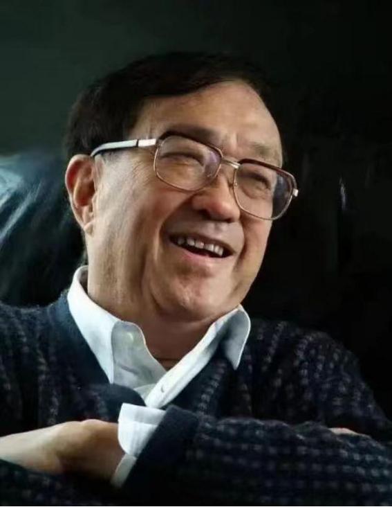 2008年，著名导演谢晋在酒店突然身亡，刘晓庆身着黑衣出席葬礼，还提着一个塑料袋