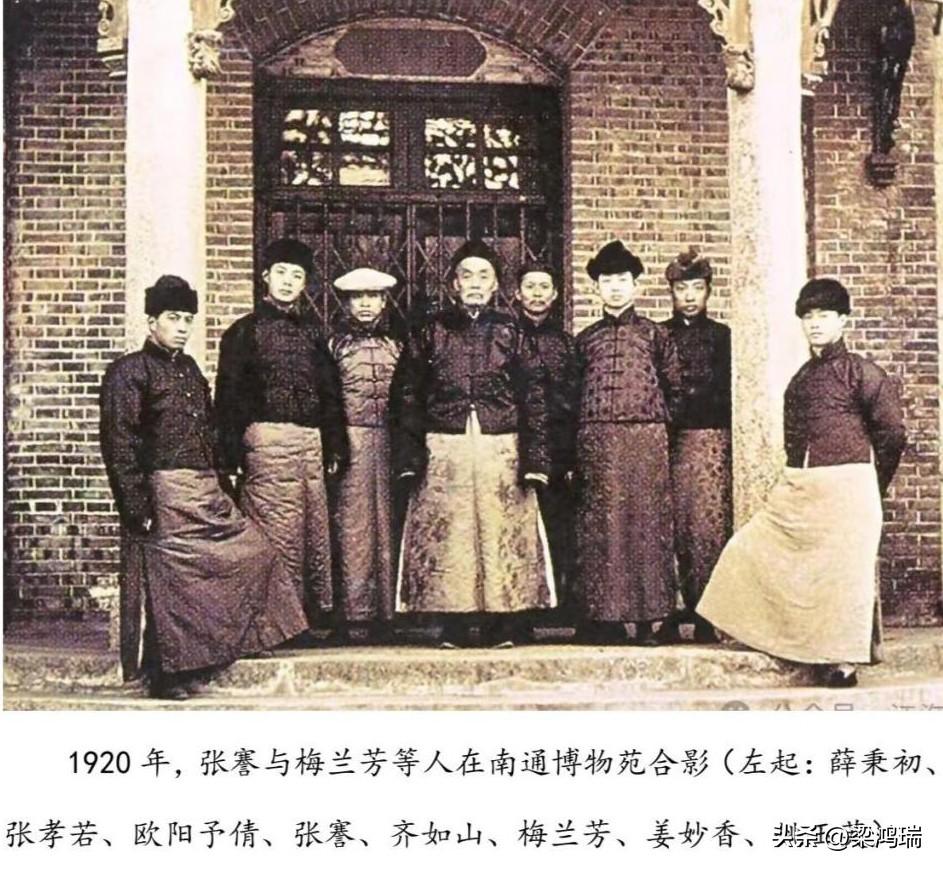 这幅历史照片拍摄于1920年的南通博物苑门前。 照片中的核心人物是清末状元、著名