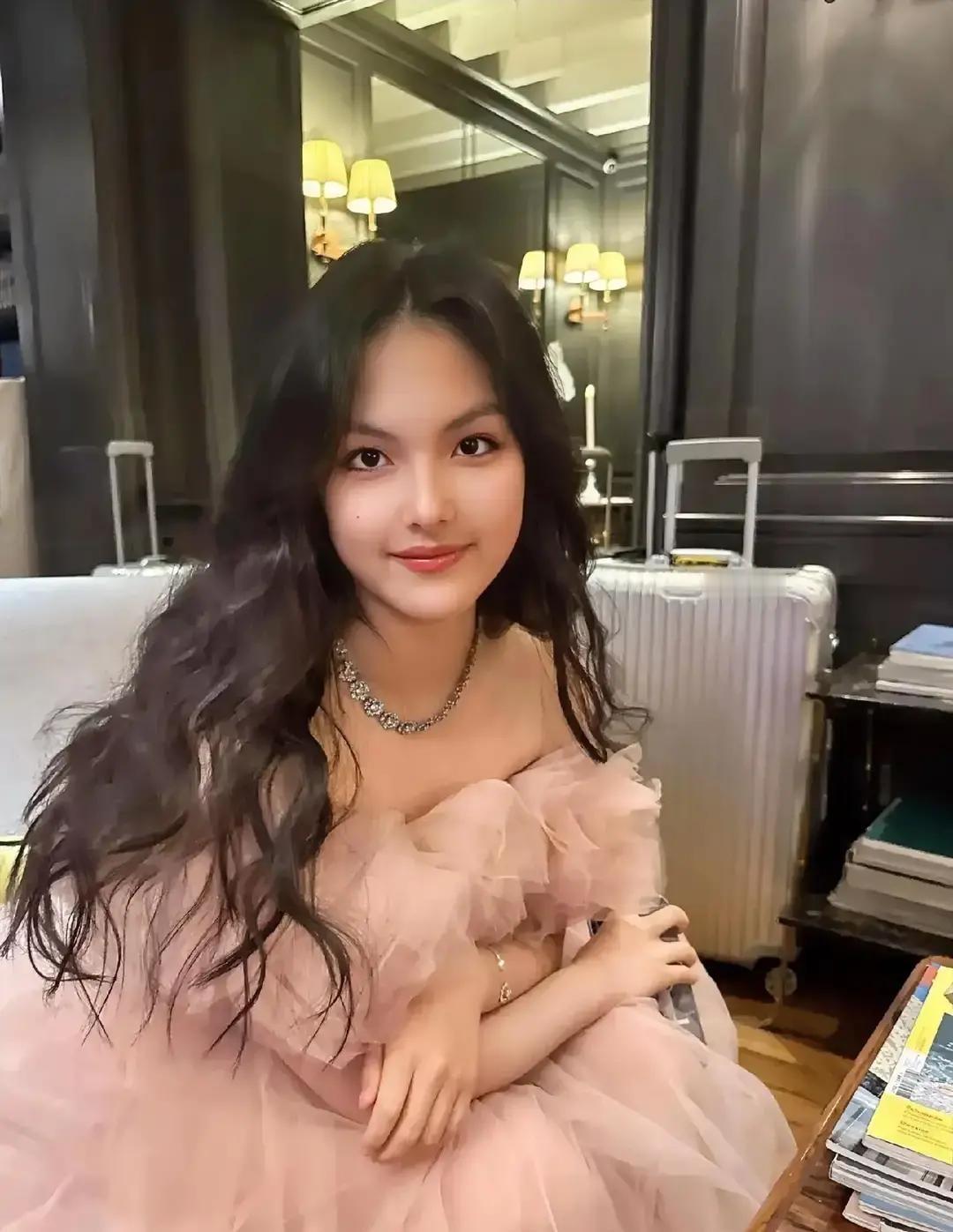 森蝶爸是跳水冠军，森蝶自己拿青少年网球冠军，这组合在豪门眼里就是顶配。
王诗龄天