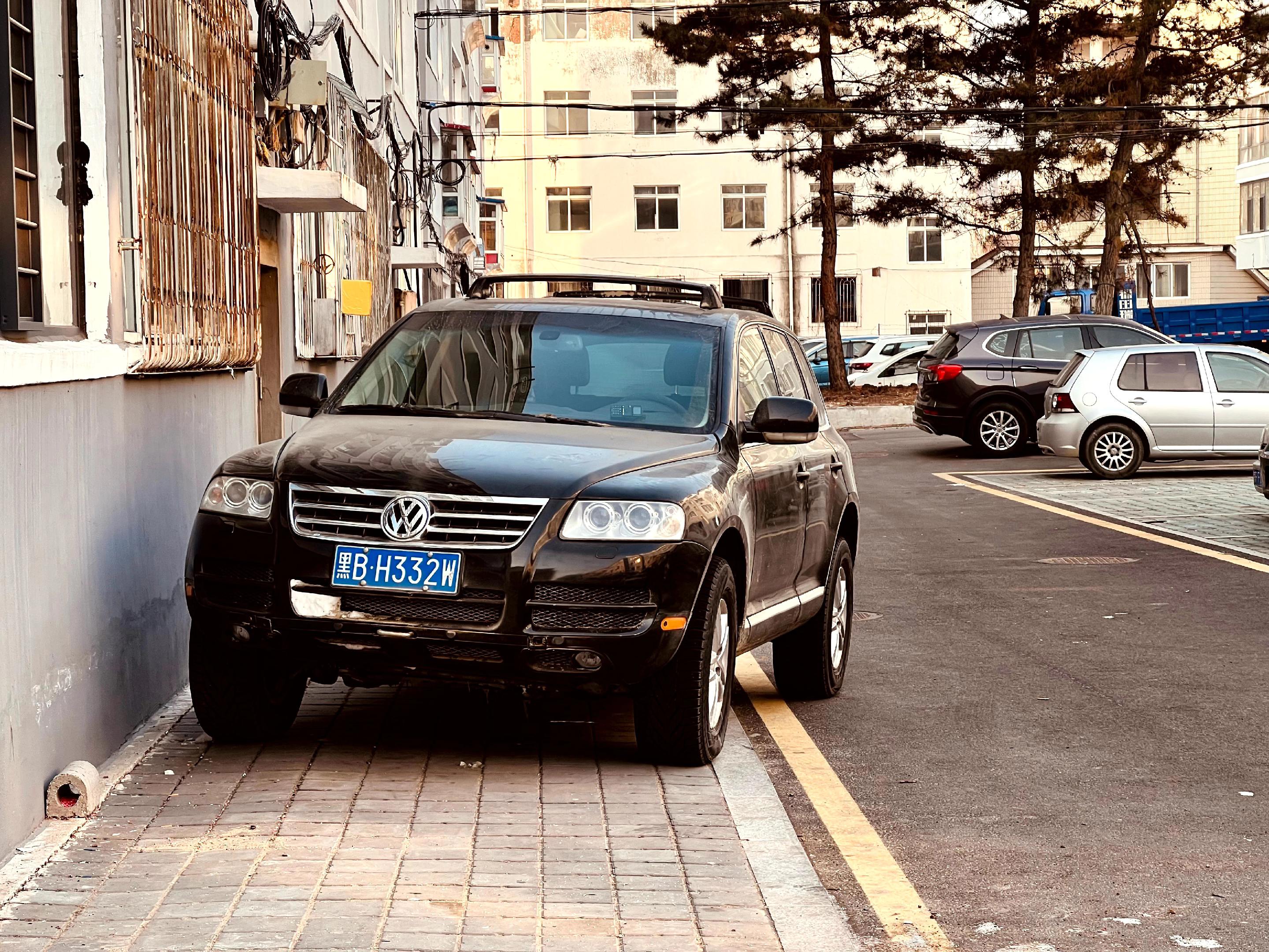 回到儿时的记忆了 。一个背景一辆车让我们重回小时候