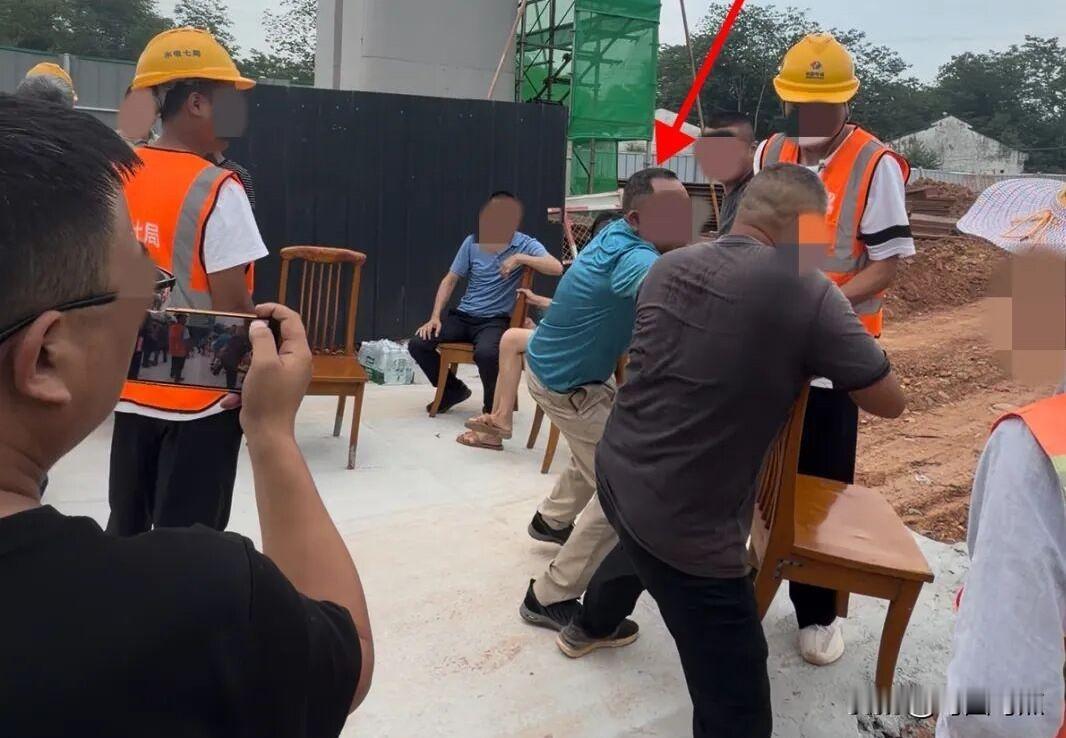 四川成都，一男子办的养猪场被铁路划入征地范围，街道办承诺给他4200万补偿，表示