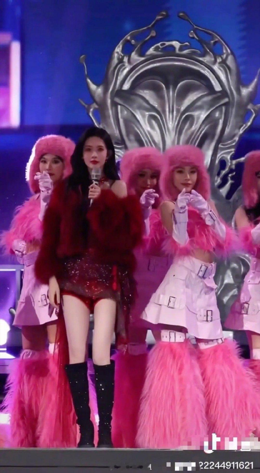 我的天啊，孟子义工作室还专门给孟子义开了瘦腿功能，可是孟子义本来腿也不胖啊，好像