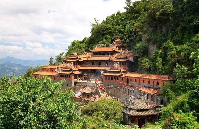 《安溪赋》

闽南名邑，安溪是焉。山川形胜，毓秀钟灵。东接永春之翠岭，西连华安之