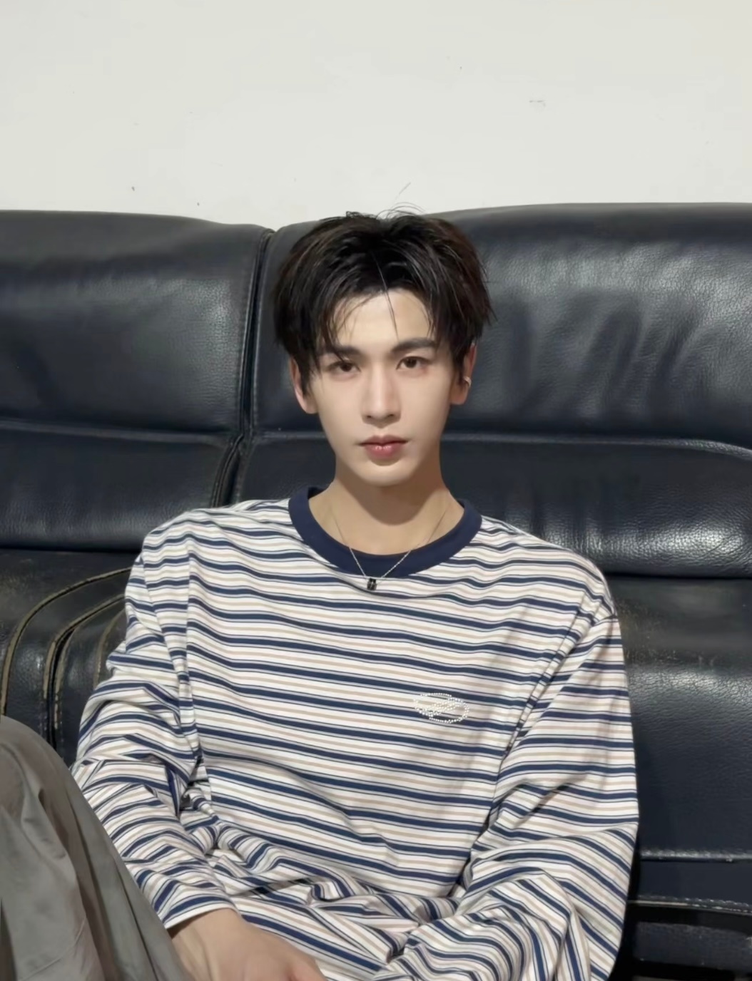 张凌赫带着白玉兰聘书去开推白玉兰推广大使张凌赫也要注意休息不要让自己太累了好吗张