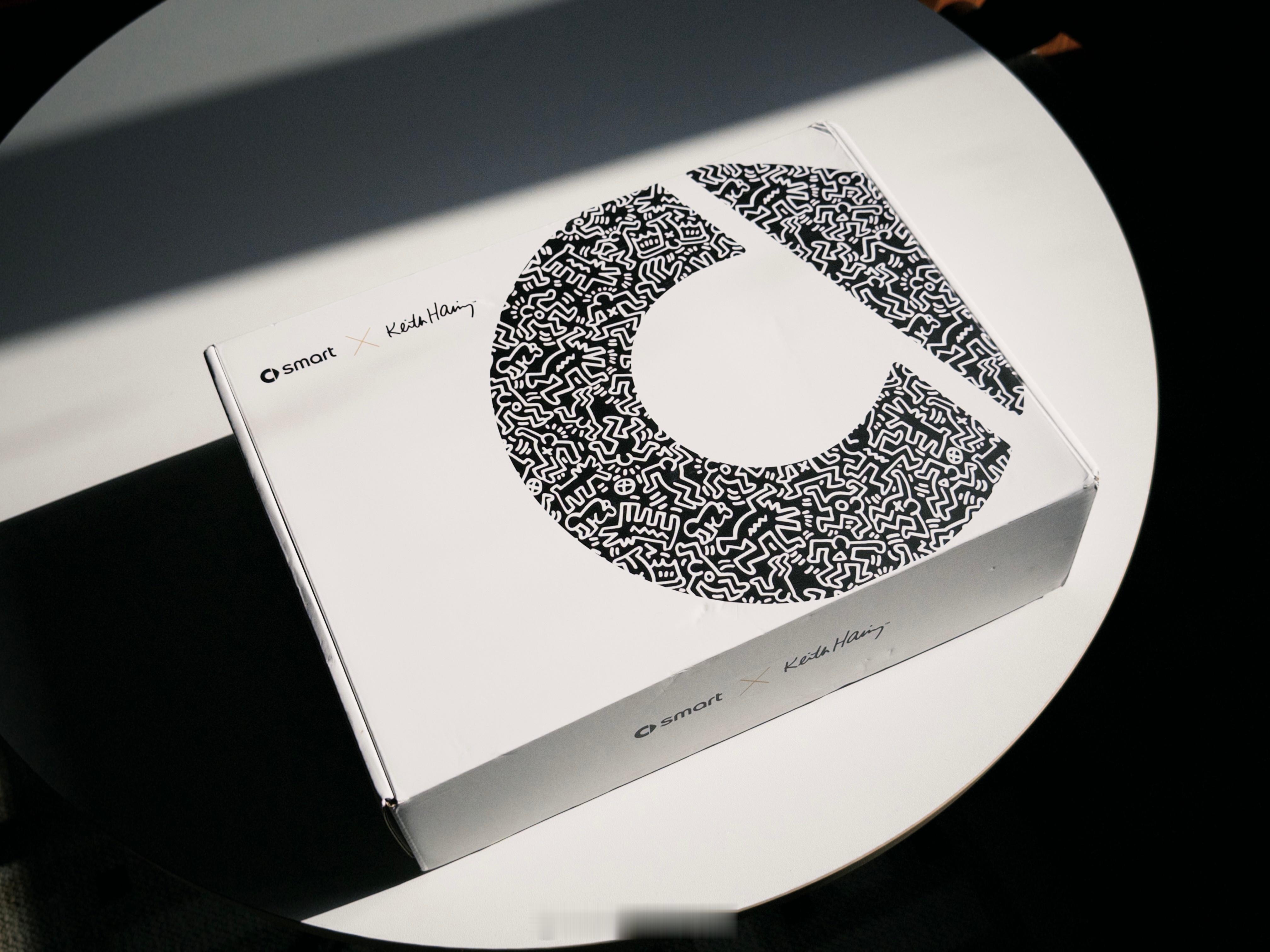 刚收到一份很特别的联名礼品开箱，来自 smart × Keith Haring。