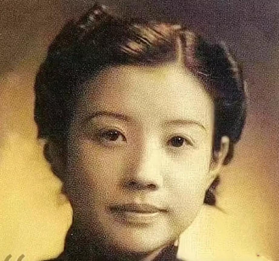 1955年，周总理急匆匆的来到毛主席处，将一位48岁女叛徒的判决书递给毛主席，毛