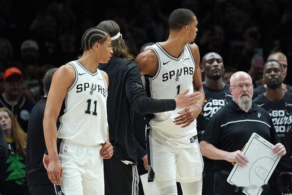 文班亚马被驱逐NBA季后赛继续进行，明尼苏达森林狼队主场赢球追平总比分。爱德华兹