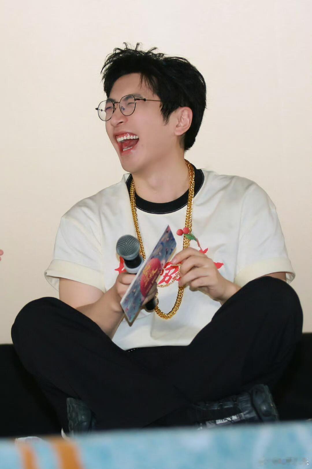 电影长安的荔枝大馋丫头都吻上来了 看这三位帅哥同框，比吃荔枝还让人上头，长安的荔