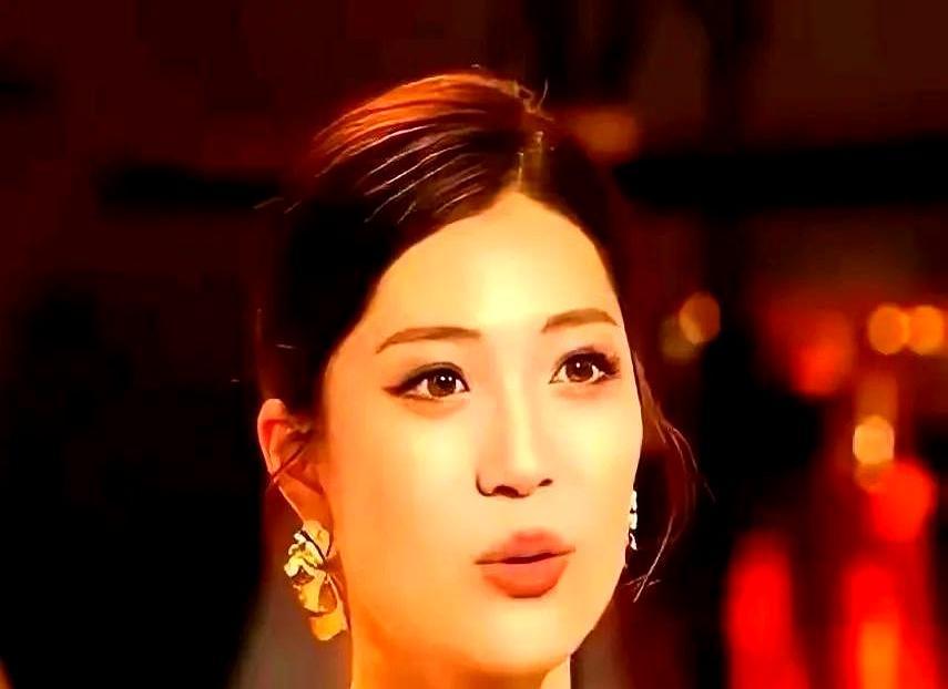 董宇辉这回不玩人海战术，直接押宝“真真”。
 
小姑娘京韵大鼓、京剧青衣、吉他全