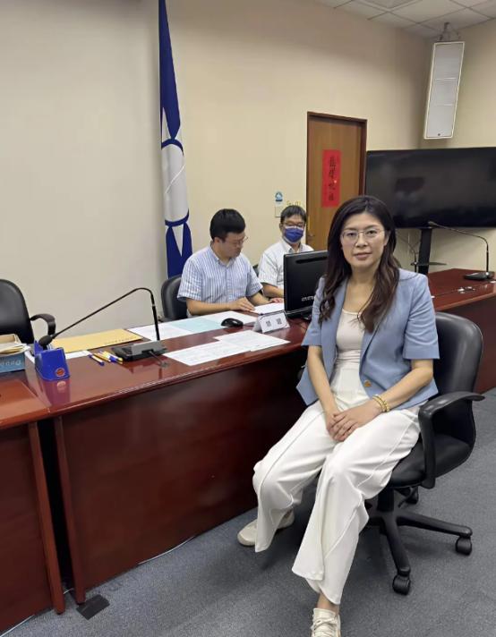 郑丽文说，两岸关系一旦正常，你就不需要这样子被美国勒索。也不用一天到晚买这么多武