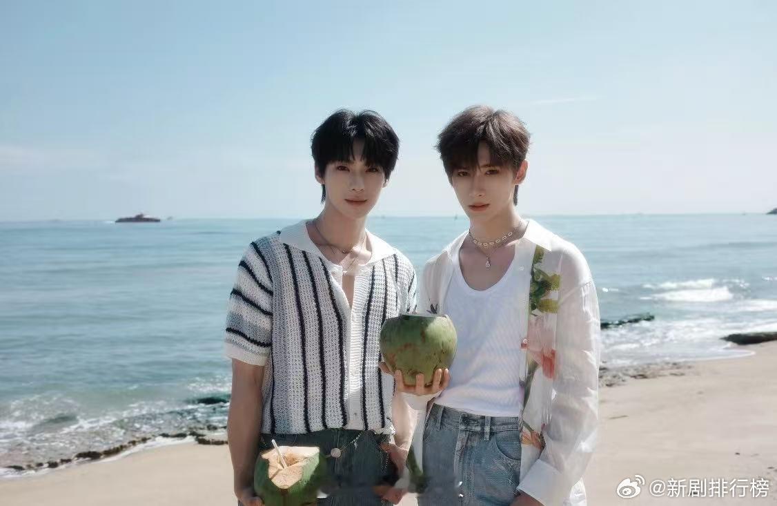 颜安余宇涵没有不合体的义务 余宇涵这次路透白衬衫一穿，整个人清爽得像刚洗过的风，