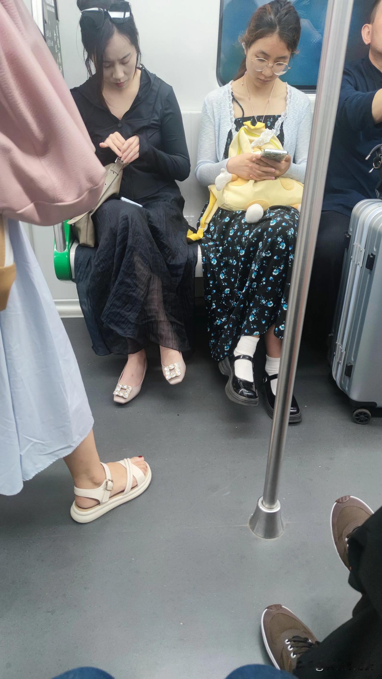 青春，是一种特别的感觉。它是做什么都来得及的底气，手里握着青春，就觉得大把时间能