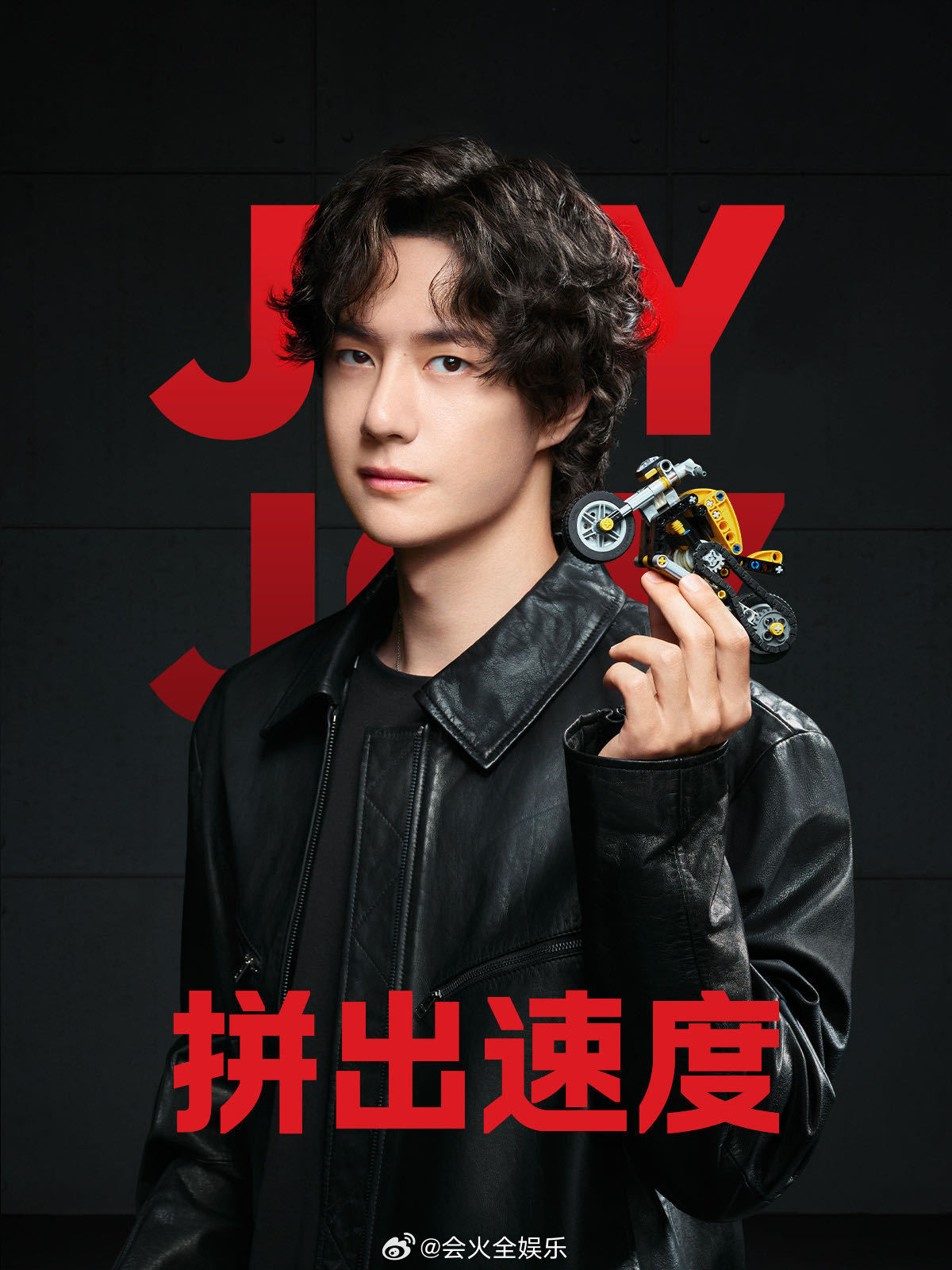王一博把摩托捧在手心 王一博这个新物料真的是帅嘟嘟的，官宣前粉丝还在期待会不会有