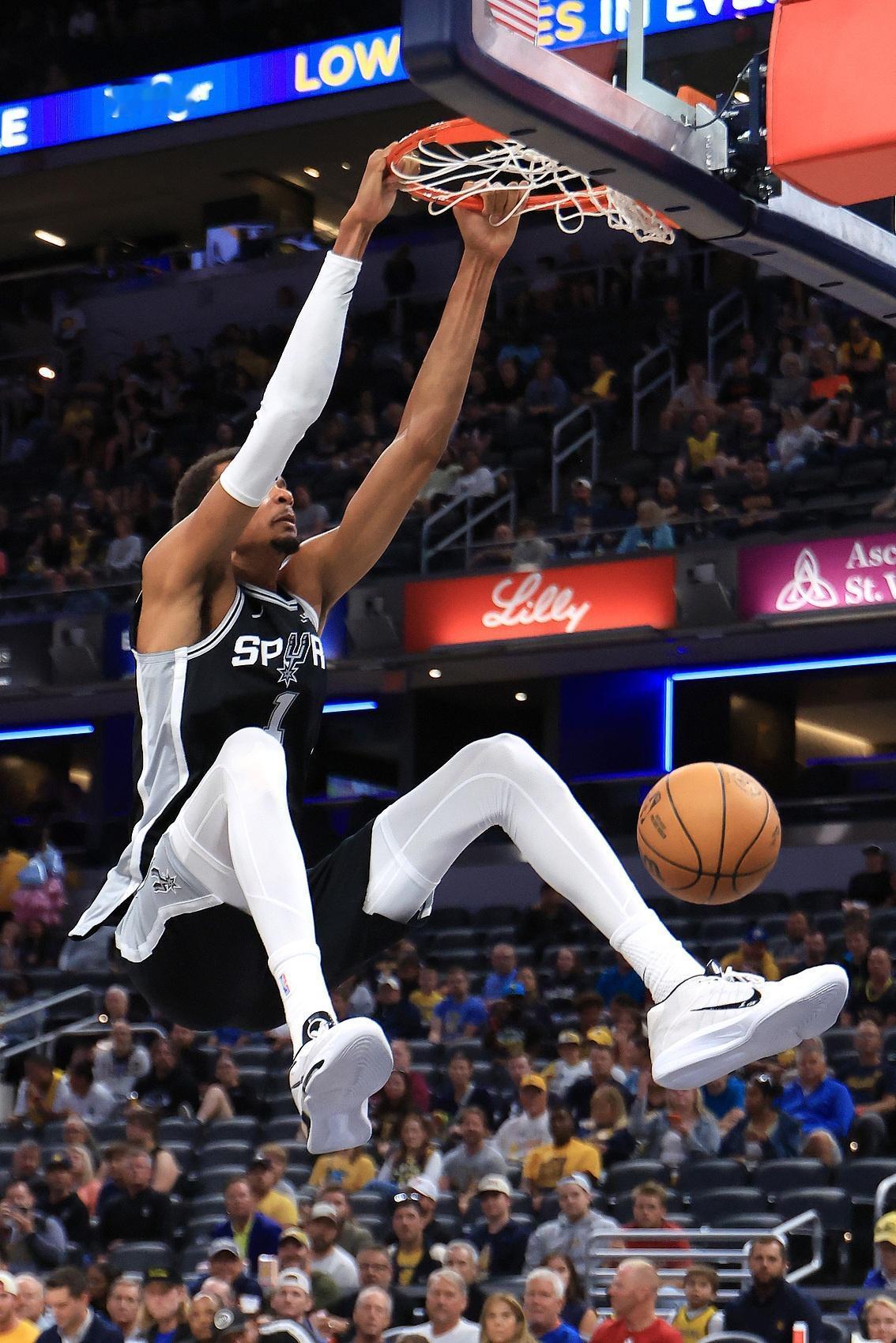 天才中的天才，外星来客吗？
NBA季前赛收官之战，马刺133:104大胜上赛季总