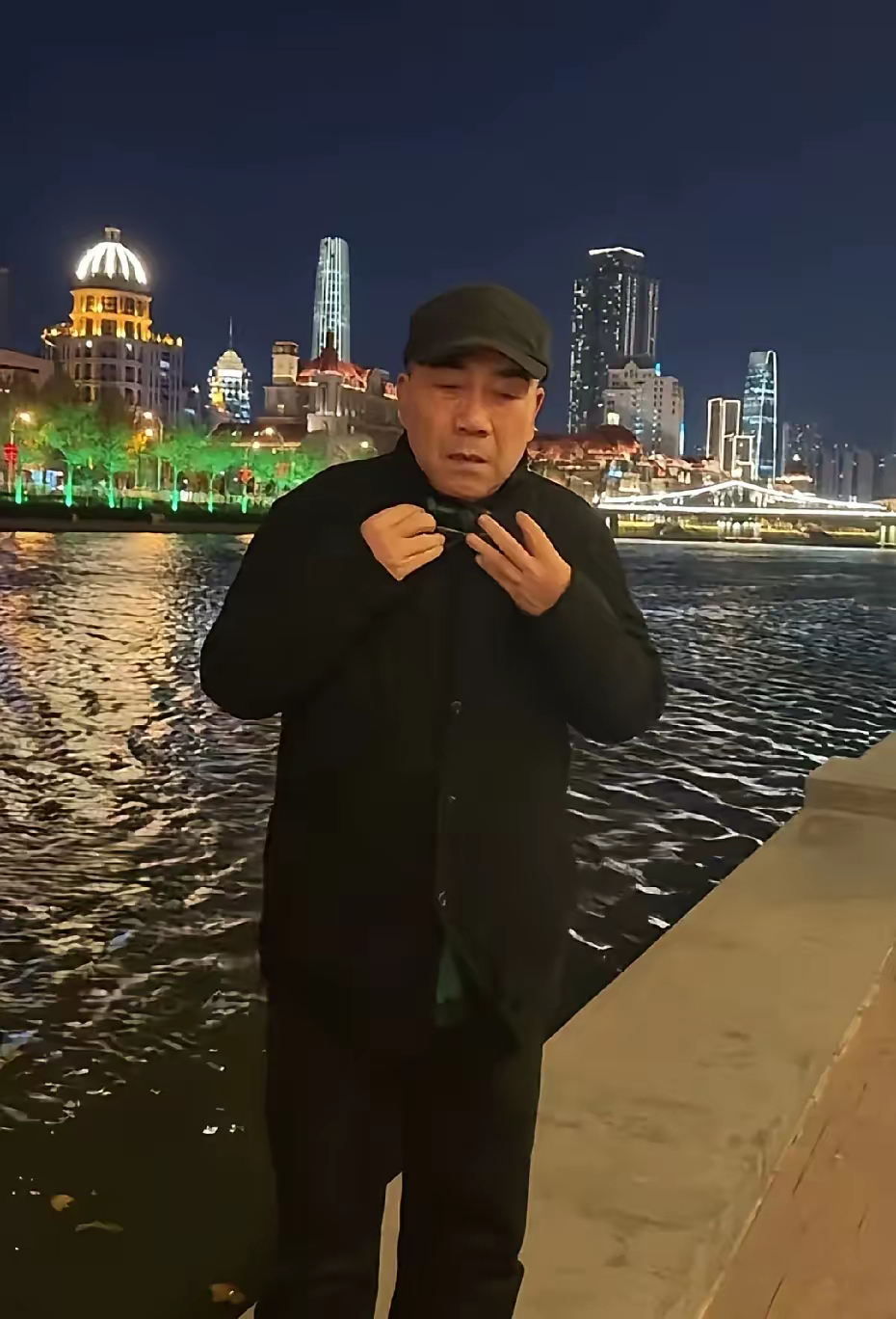 11月26日杨老五砸缸事业偃旗息鼓了！杨老五没有说一句话，只是默默站在海边上，摘