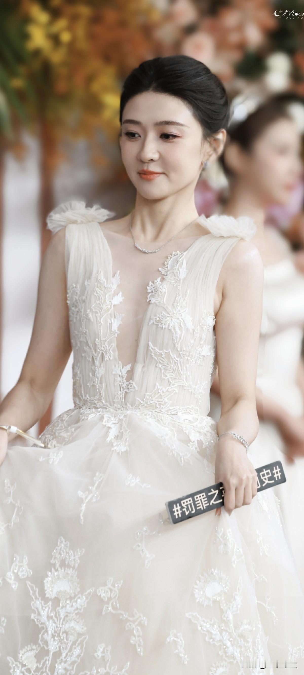 娱乐圈哪个女明星颜值最高?梁洁 深V刚好衬出舒展又好看的线条，圆润舒展的弧度特别