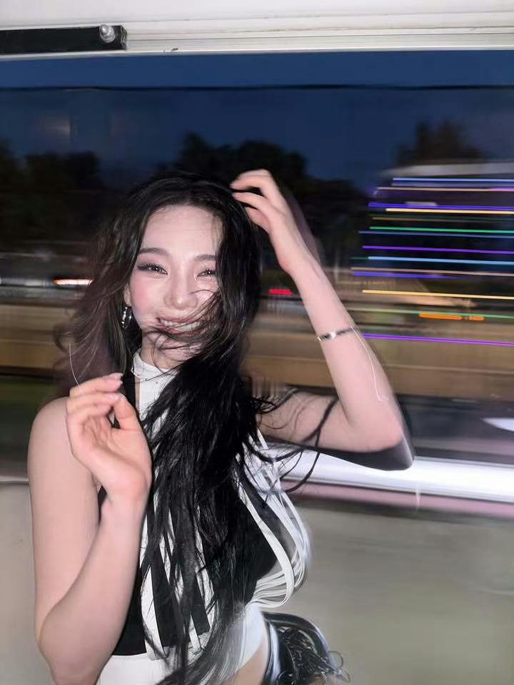 柳智敏ins更新 依旧无法微笑依旧粉黑共图 