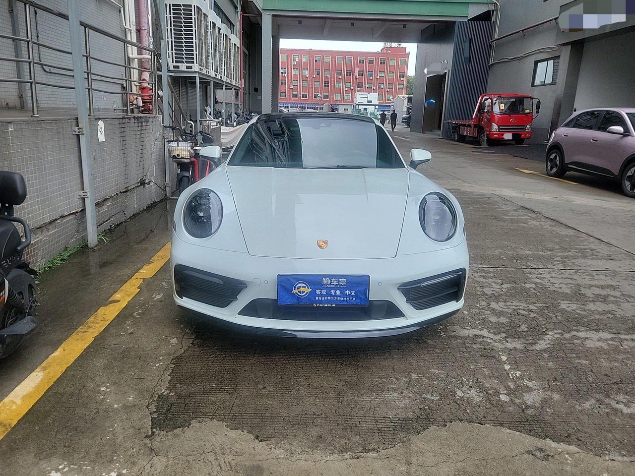 五年时间只开了8千公里，这辆二手车调表了吗？
前两天帮粉丝检测了一台保时捷911