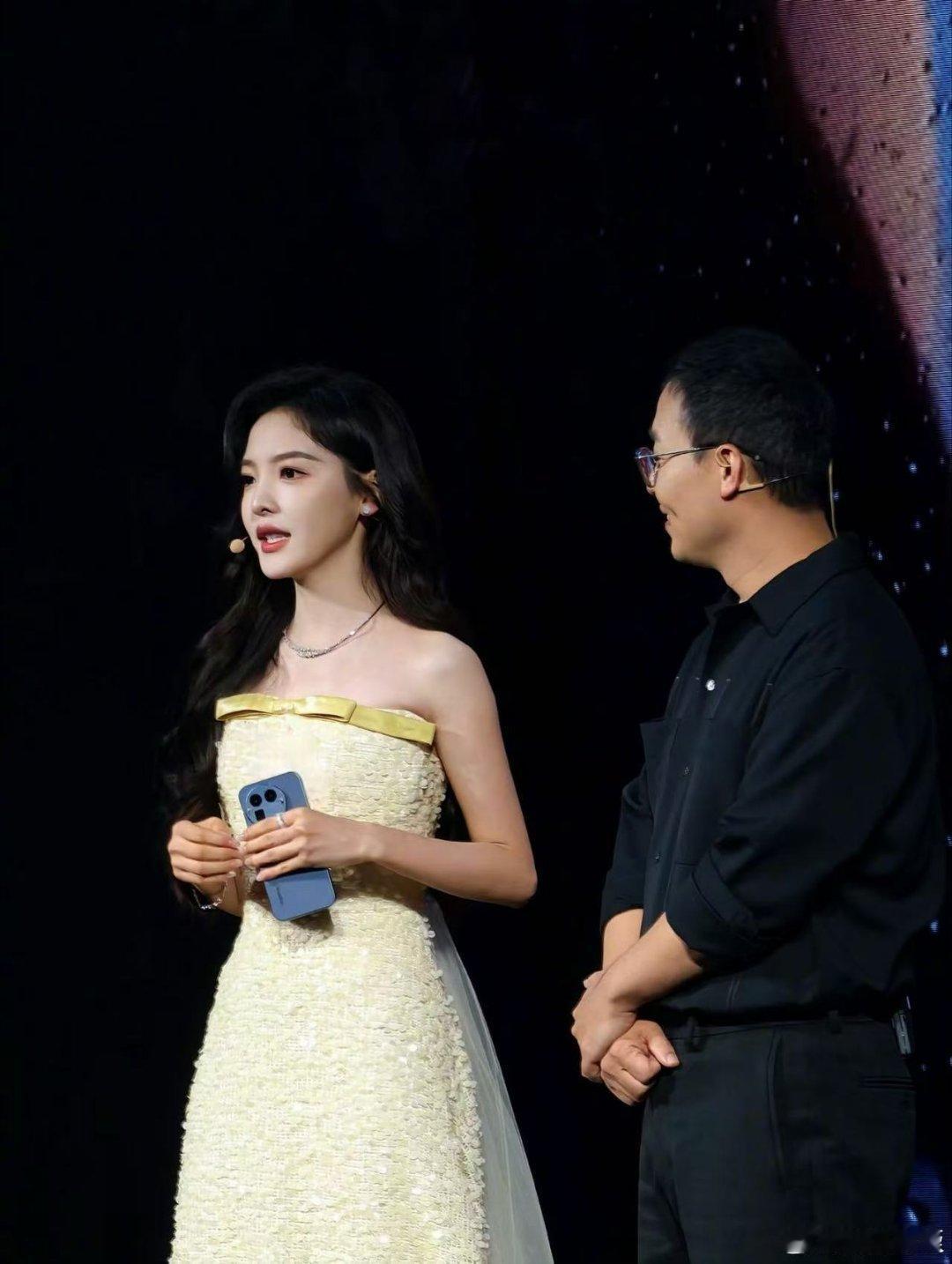 章若楠抹胸黄裙章若楠抹胸亮片黄裙章若楠抹胸亮片黄裙，好美， ​​​