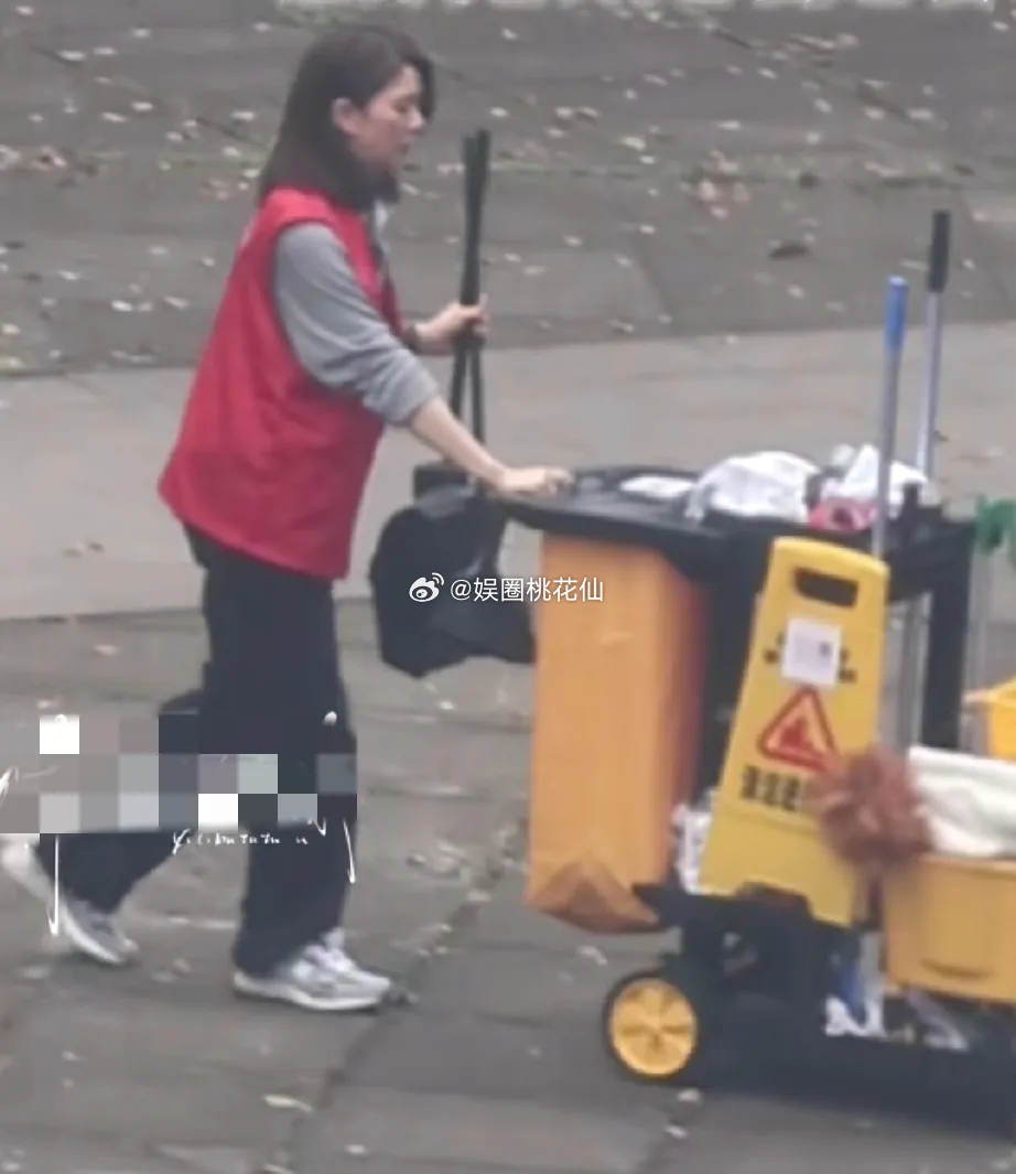 《桃花坞》的路透里，袁咏仪的造型让人眼前一亮——54岁的她穿件红色背心，推着清洁