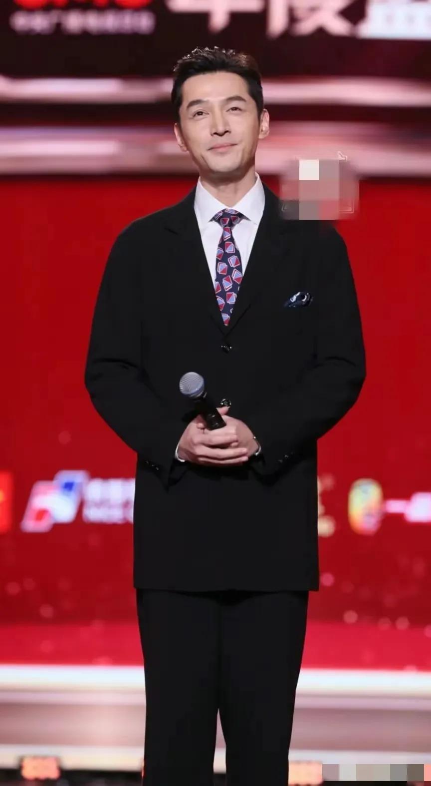 怎么办呢？已经挑花了眼了！

虽然这三位男士都很帅，但我还是觉得最右边的那个看着