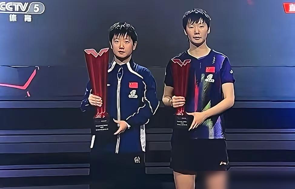 孙颖莎赢下最后一分没找教练，直接拔腿冲向观众席一个穿便装的中年男人。异国他乡的看