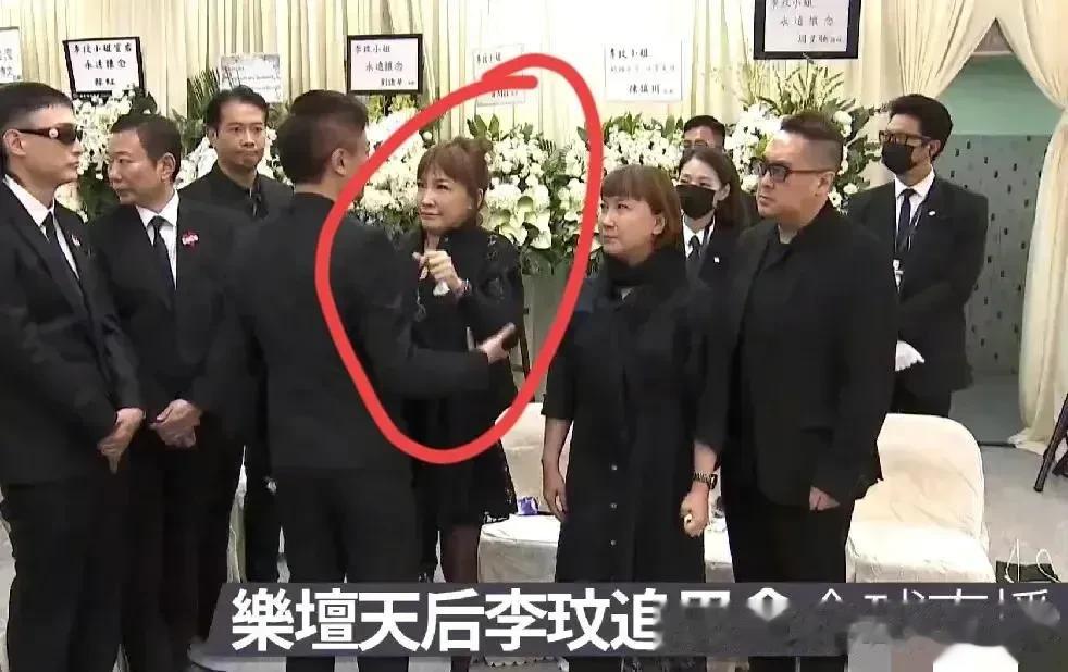 李玟葬礼出现了各种状况，尴尬了！

李玟二姐突然崩溃大哭，斥责妹夫害死了妹妹，打