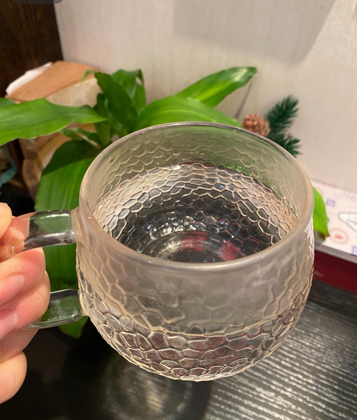 早晨起来喝一杯水,喝什么水?我一般都会喝一杯温开水，习惯了，这些年一直都是这样。