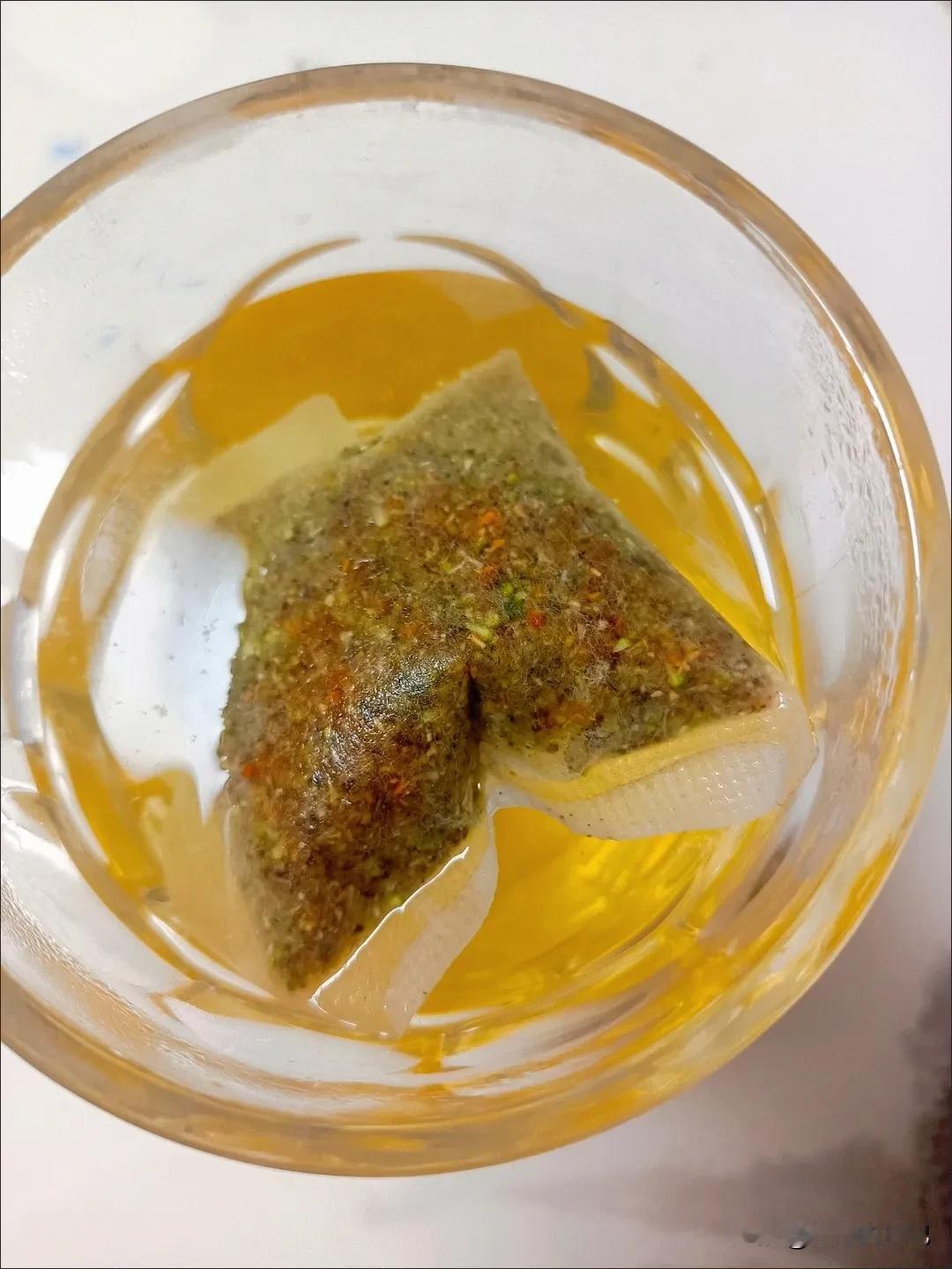 晚上睡觉真的不能喝凉茶，一喝凉茶肚子就咕噜咕噜，响个不停。

上次我在网上买了一
