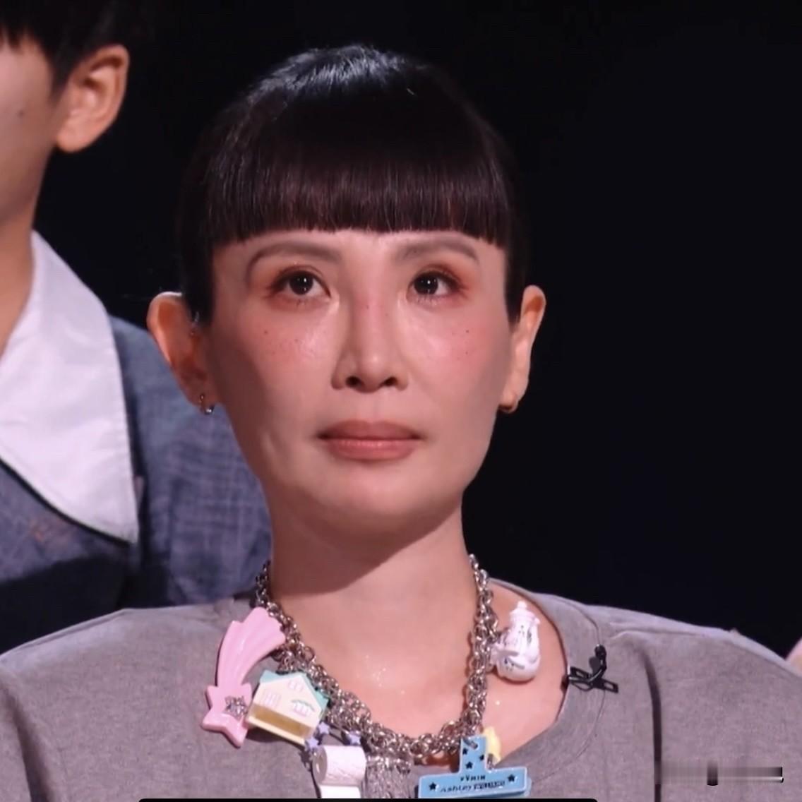 魏如萱这一场，
真的是输得连裤衩都不剩啊，
回去怎么也得哭个三天三夜了！

歌王