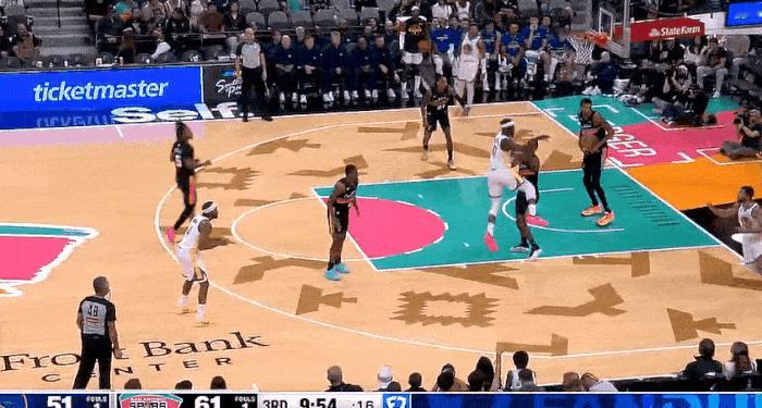 追分时刻！库里两记三分吓坏马刺！
在今天NBA常规赛勇士对阵马刺的第三节比赛中，