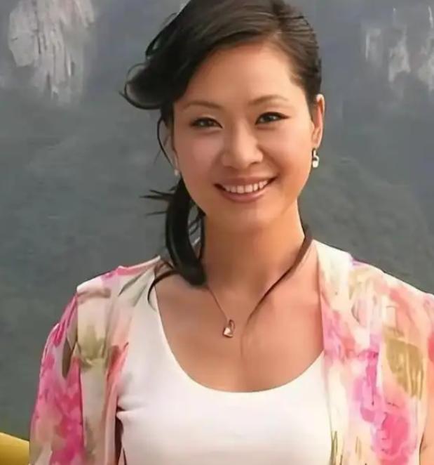 "弟弟，姐姐我今天就嫁给你了"！2001年，35岁于文华下嫁29岁未婚钢琴家，2