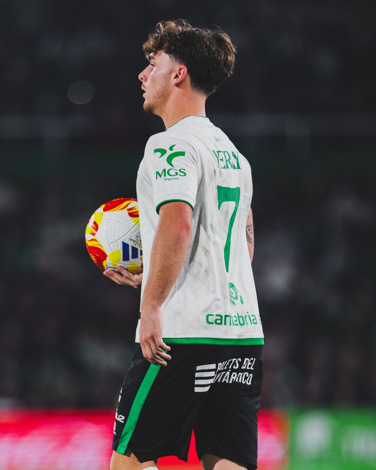 才发现，国王杯淘汰比利亚雷亚尔的桑坦德竞技，杯赛字很惊艳！参照其他海报，是俱乐部