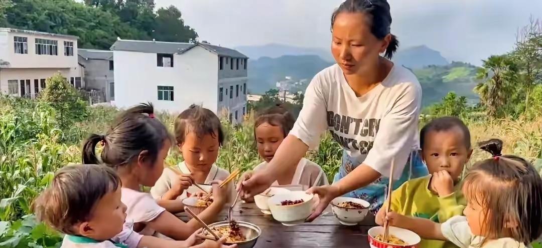 [微风]泪目！云南昭通95后女子小叔子妻子因病去世，她辞去城里工作，回农村把小叔