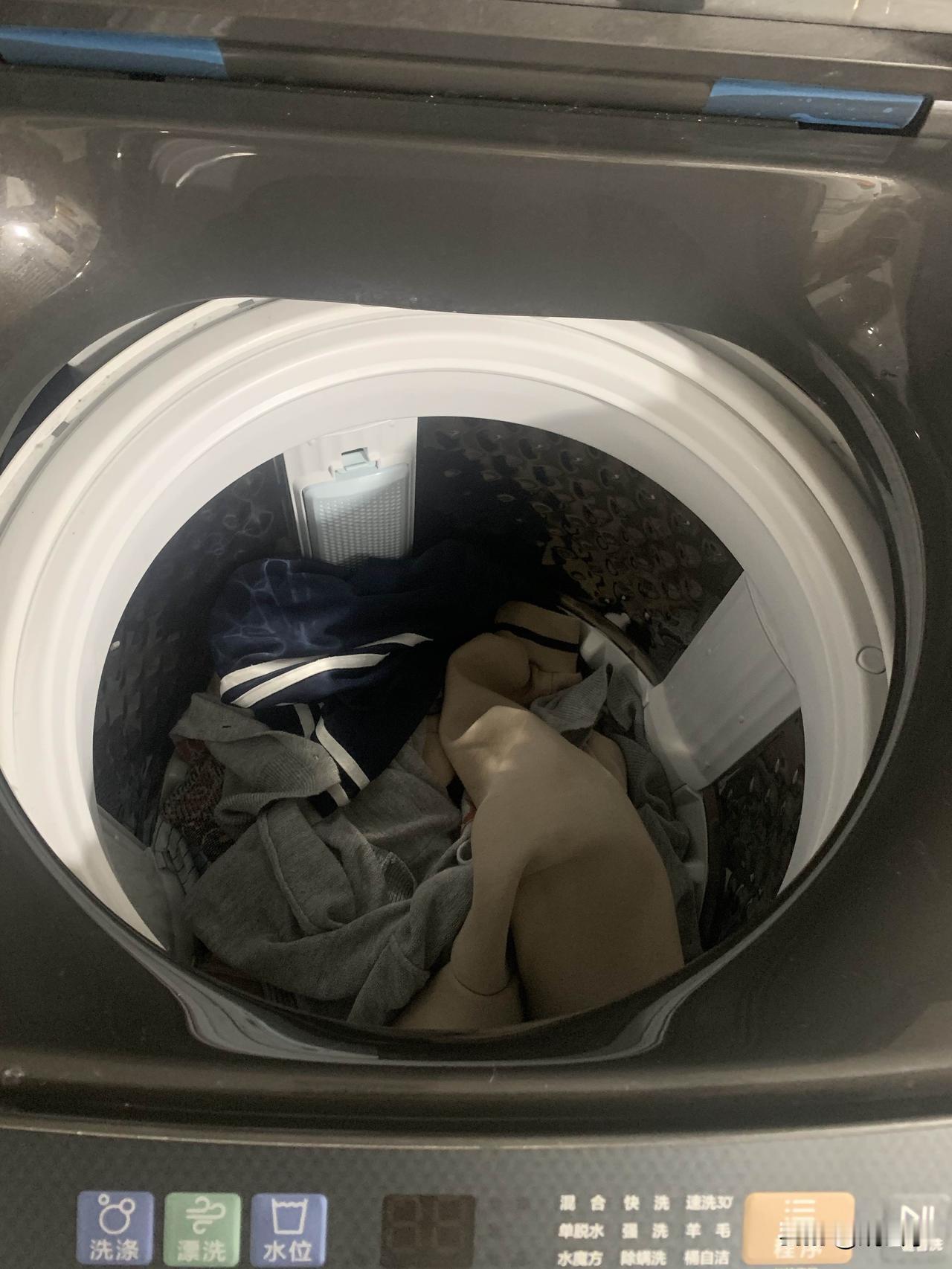 老公居然把袜子和内裤放到一起洗，关键是他觉得没有问题，真是惊呆我了。

袜子和内
