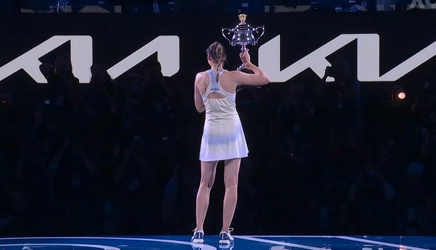 莱巴金娜澳网冠军
捧杯图