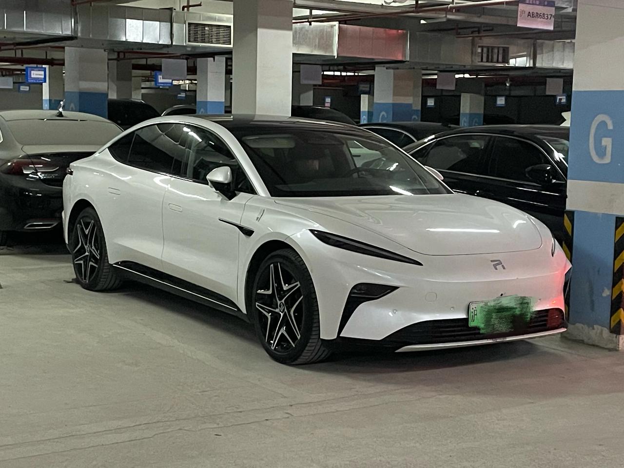 地库里看到一台F7
这颜值可以啊
眼前一亮的感觉  ​​​#国民新势力带来颜智实