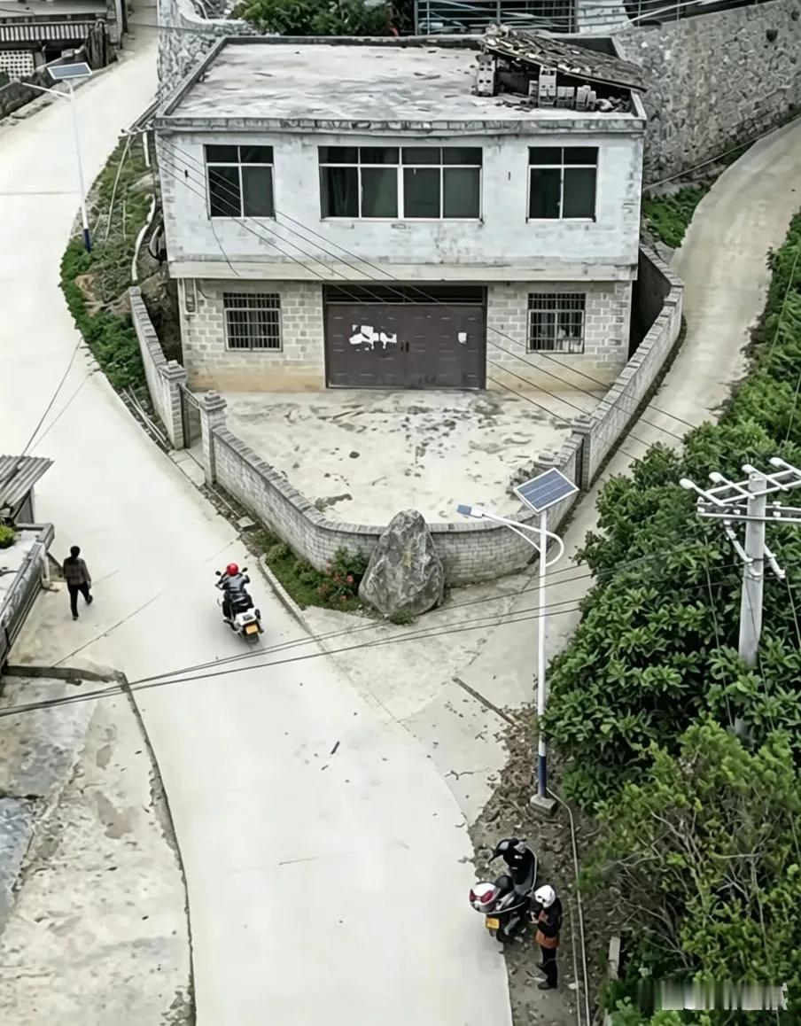 这种在我们老家很多造型的房子，主人家想砌赌墙，大家说要不要留一面？总之就是为了安