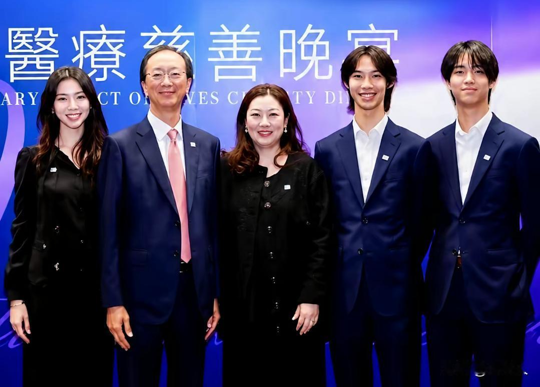 香港慈善晚宴，跳水皇后伏明霞和丈夫梁锦松，带着三个孩子集体亮相。伏明霞婚后生活很