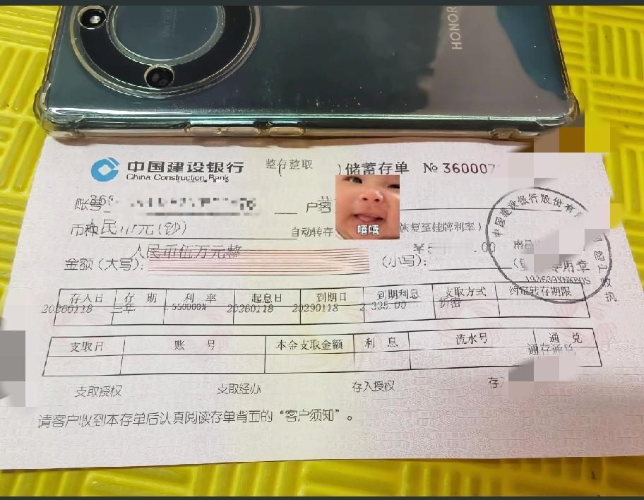 说实话，不瞒大家说，夫妻俩在外省吃俭用辛辛苦苦一整年，就存了这么点，是不是很可笑