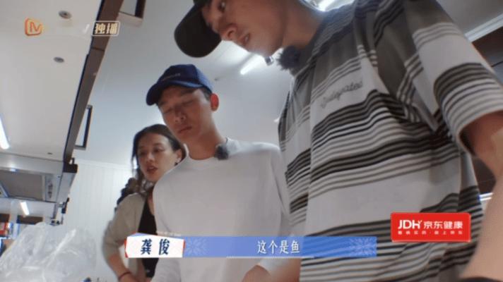 花少团一大家子一起做饭 七老童心凑厨房也太有爱了！雅琪细心备菜、晚意乖乖剥蒜，龚