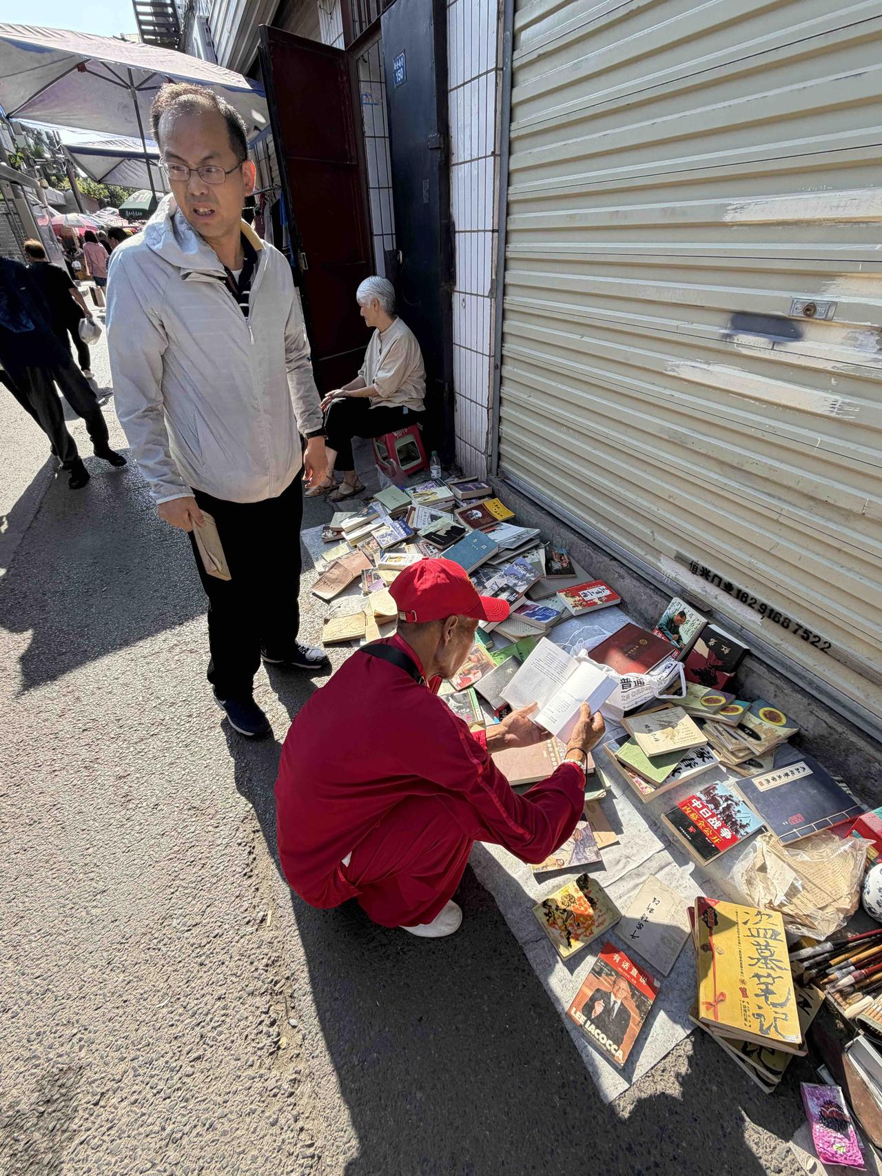 前不久，我逛西安档子，在西仓南巷，看到一家旧书摊，很吸引顾客，不时有书迷停下脚步