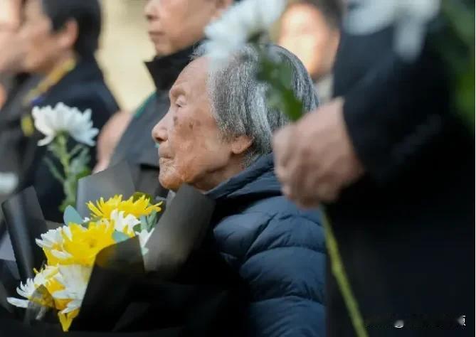 近日，江苏南京举行“南京大屠杀死难者家庭祭告活动”。南京大屠杀幸存者代表、遇难同