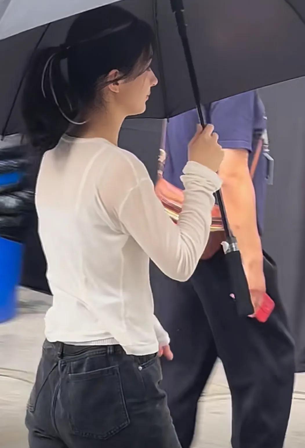 重庆偶遇赵丽颖
赵丽颖体态看着一般
不过美貌是一等一
已经超越百分之九十的人了
