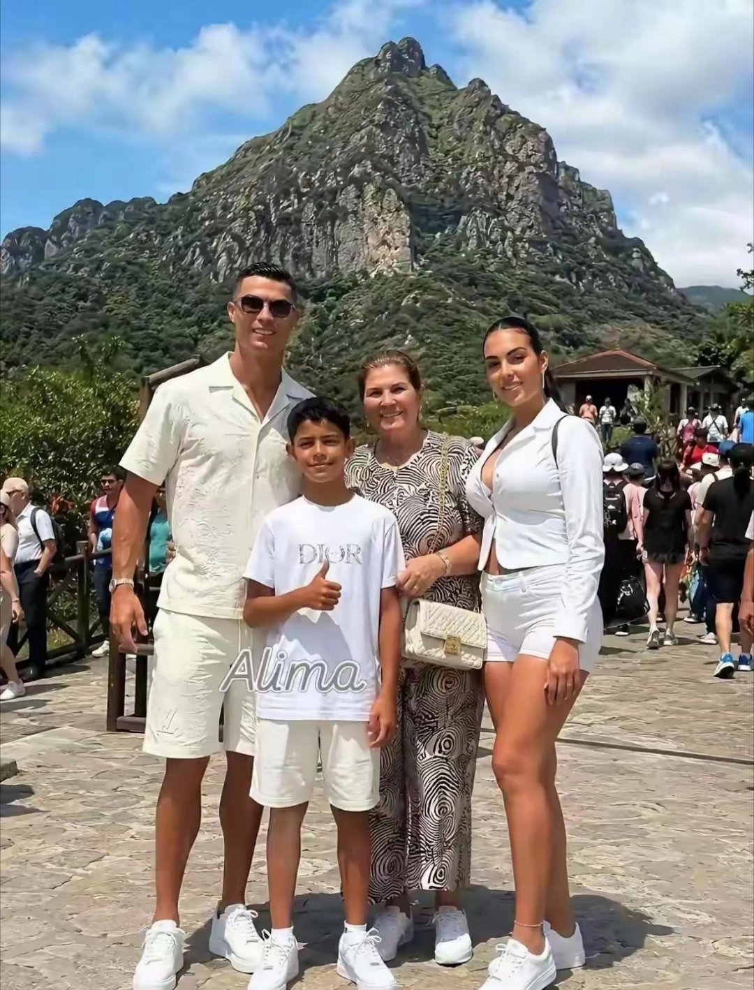 C罗褪去明星光环，带着母亲、老婆、孩子一起游山玩水，真是享受生活！ 